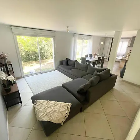 Agreable Et Grande Maison Avec Parking + Jardin Apartment