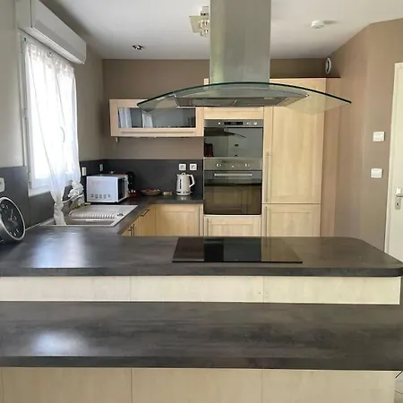 Agreable Et Grande Maison Avec Parking + Jardin Apartment