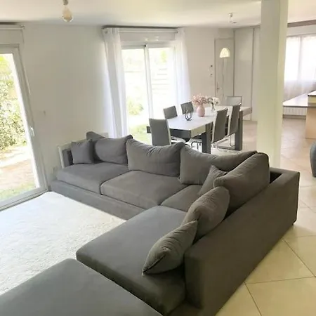 Agreable Et Grande Maison Avec Parking + Jardin Apartment