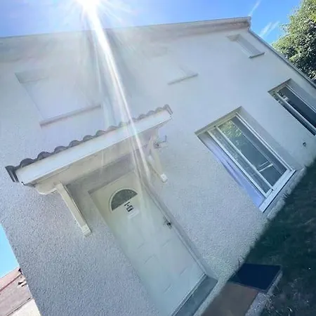 Agreable Et Grande Maison Avec Parking + Jardin Apartment